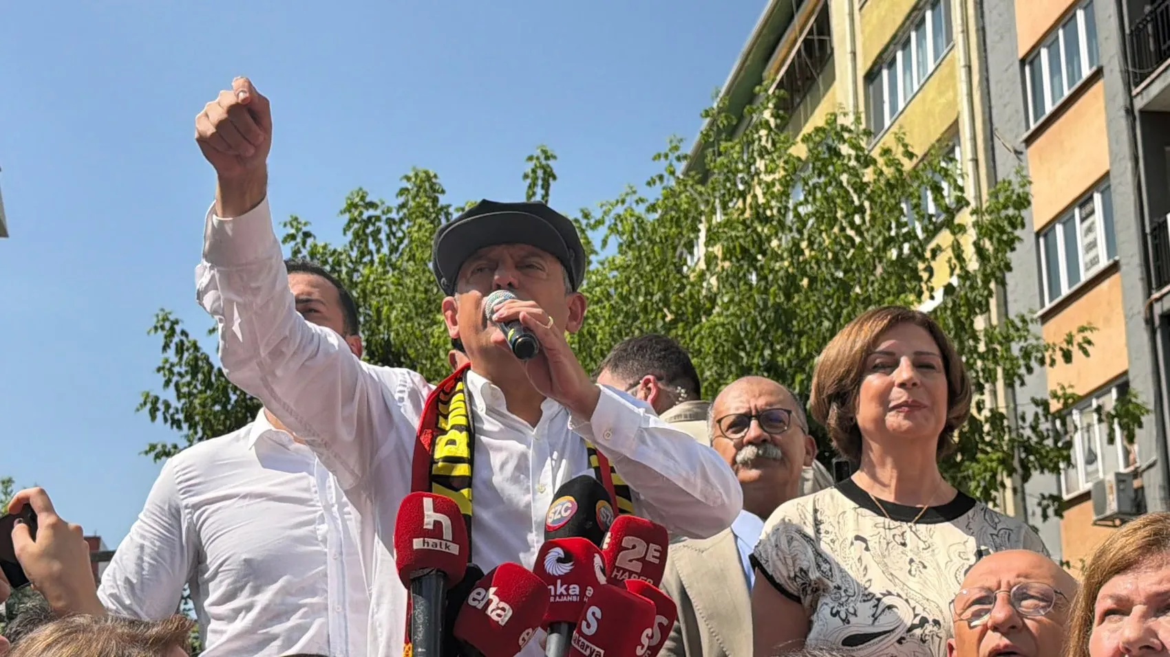Özgür Özel Eskişehirde yönetimi görevden alınan il başkanına sahip çıktı