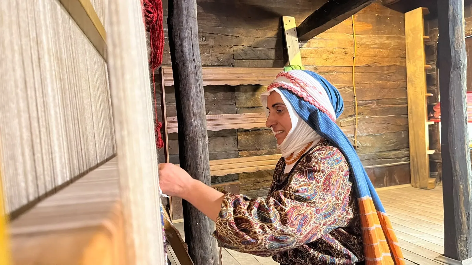 Atık poşetleri dokuma tezgahında sanata dönüştürüyor