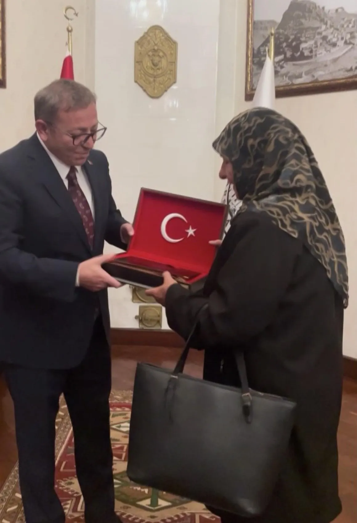 Kars'ta duygulandıran anlar Makam aracındaki bayrağı öperek selamladı