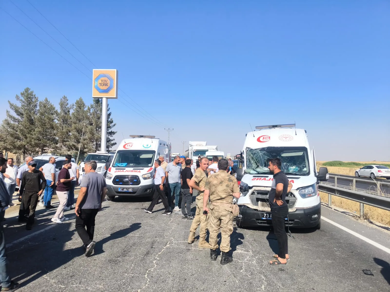 Nusaybin'de hasta taşıyan ambulans zincirleme kazaya karıştı