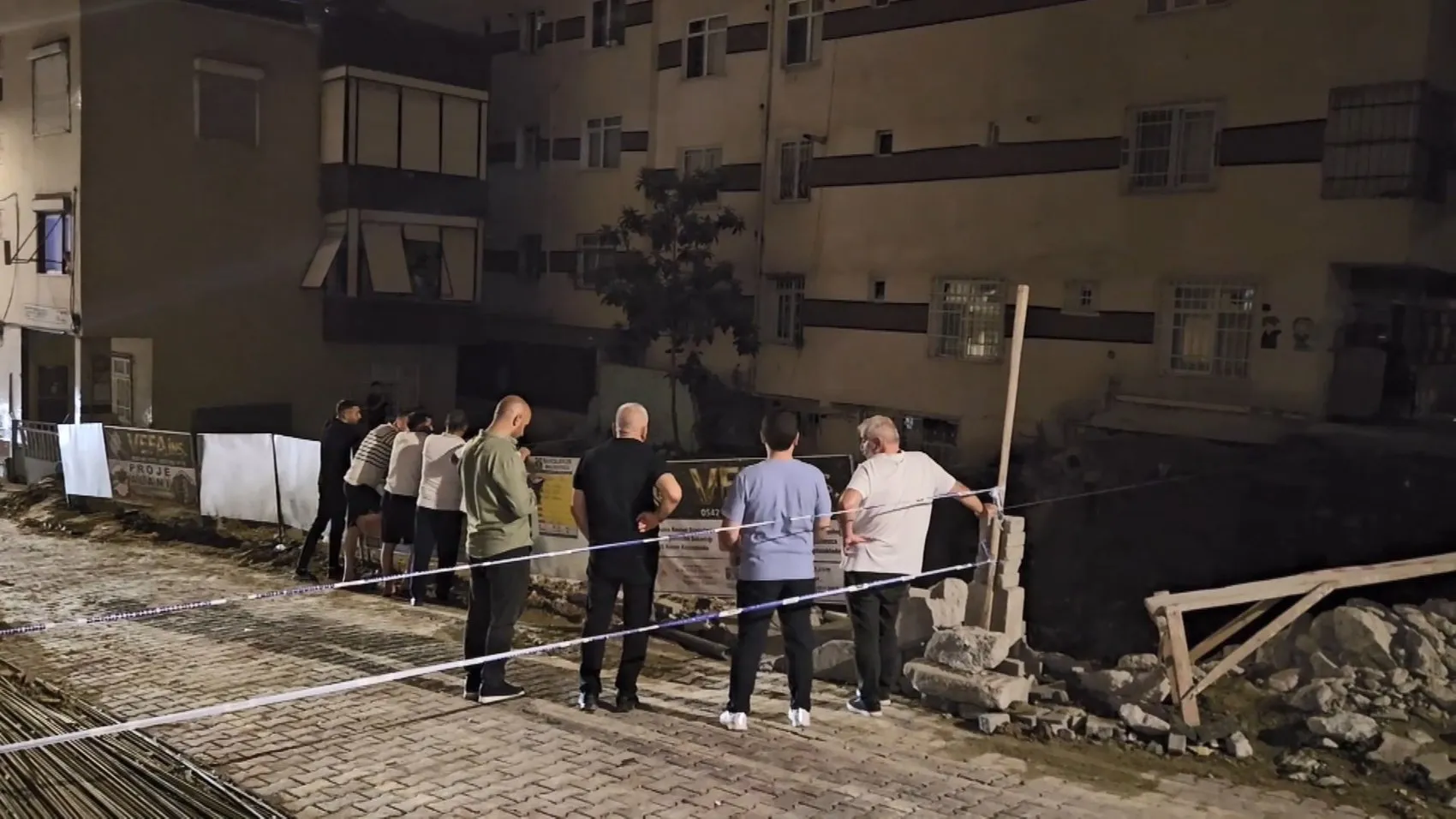 Bahçelievler'de inşaat paniği Apartman tahliye edildi