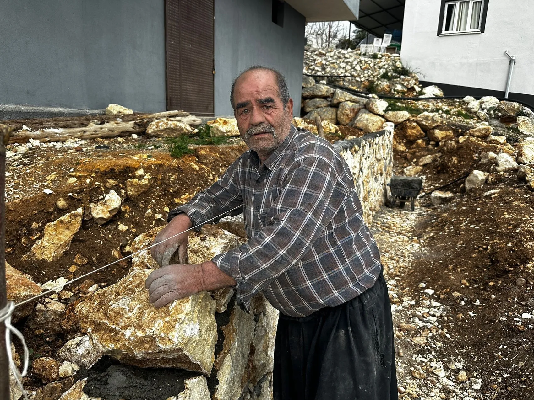 Mersinli ustanın yarım asırlık taş duvar inadı