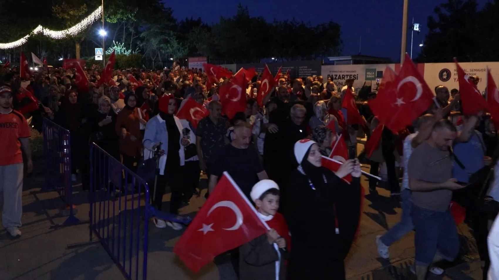 Esenler 15 Temmuz şehitleri için 253 metrelik bayrakla yürüdü