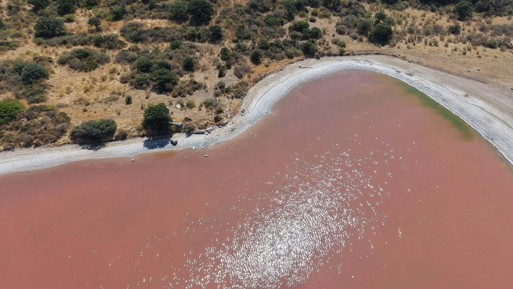Çanakkale’nin meşhur Kalpli Gölü yeniden pembe renge döndü