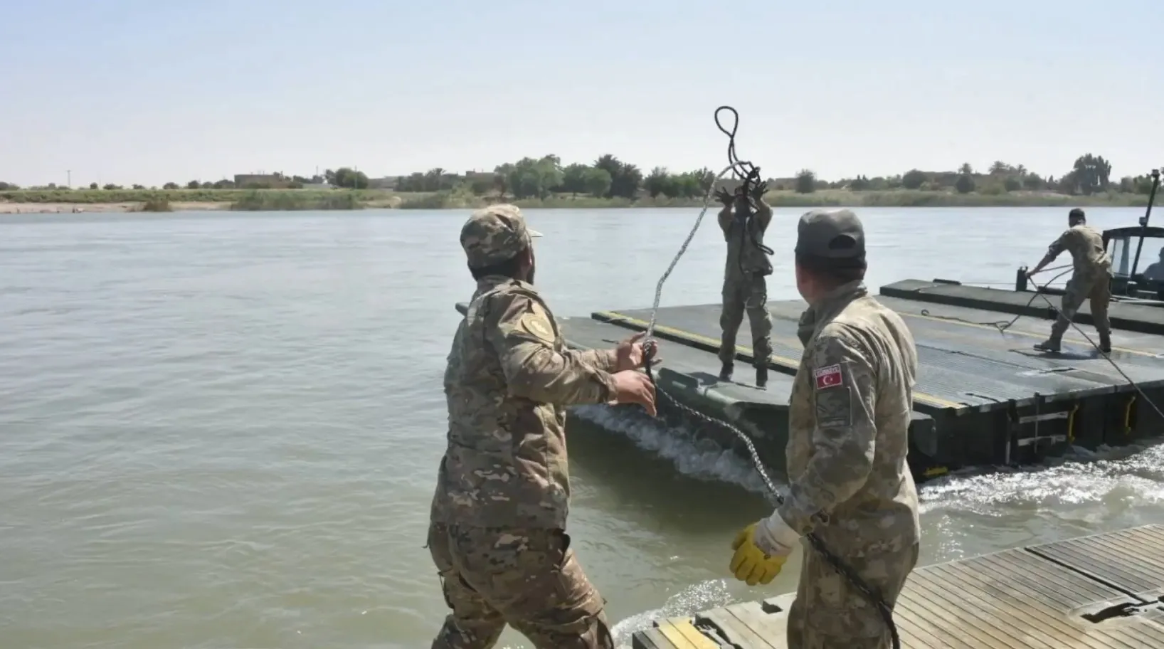 Mehmetçik Fırat Nehri üzerinde dev köprüyü tamamladı