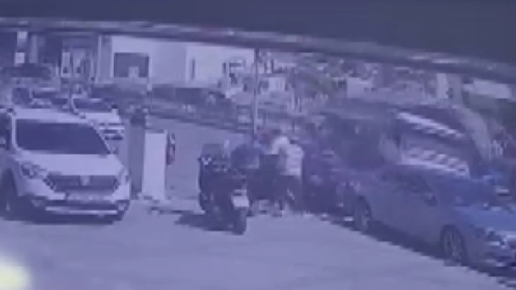 Tuzla’da inşaat malzemesi taşıyan kamyonet devrildi