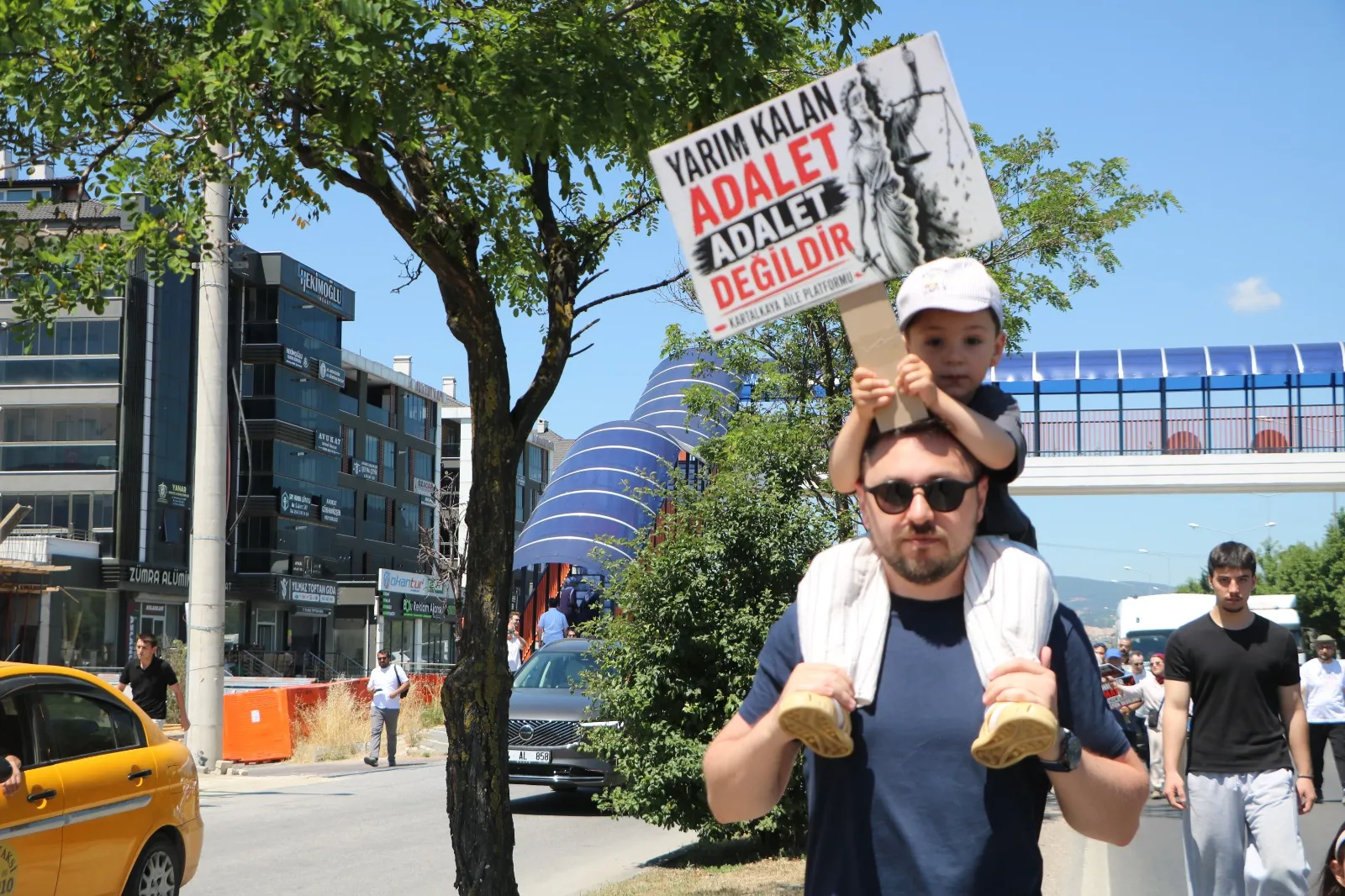 78 canın yasını tutan aileler adalet için Ankara yolunda