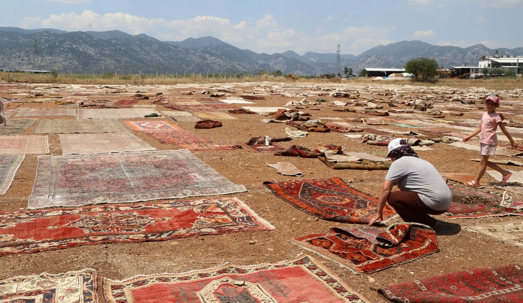 Anadolu'nun eski halıları Antalya güneşinde dekoratif sanat eserine dönüşüyor