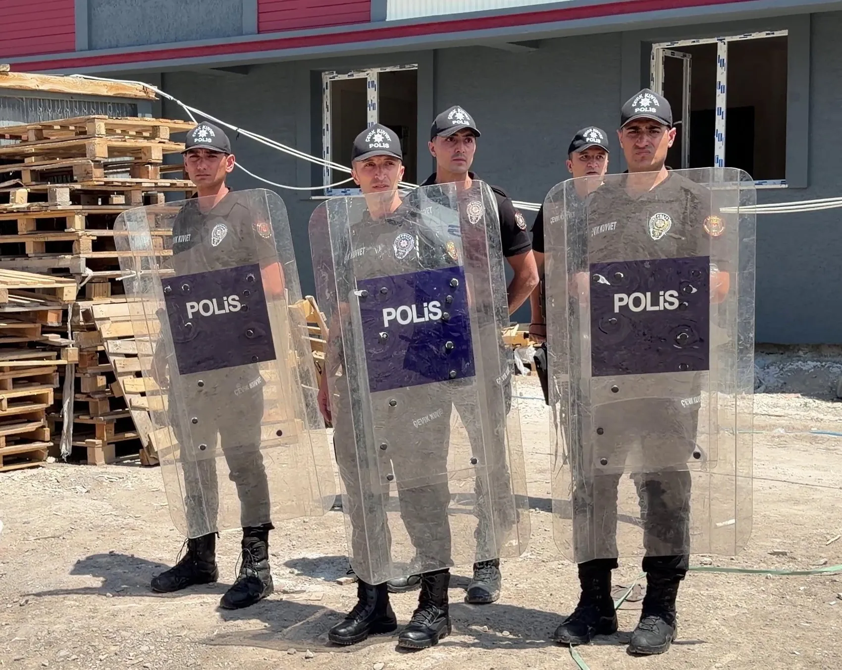 Erzurum'da inşaat haczi gerginliği İşçiler direndi, polis müdahale etti