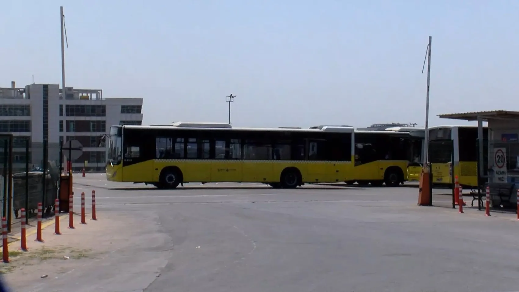 Pendik İETT garajında 300 işçi maaşları için iş yavaşlatıyor