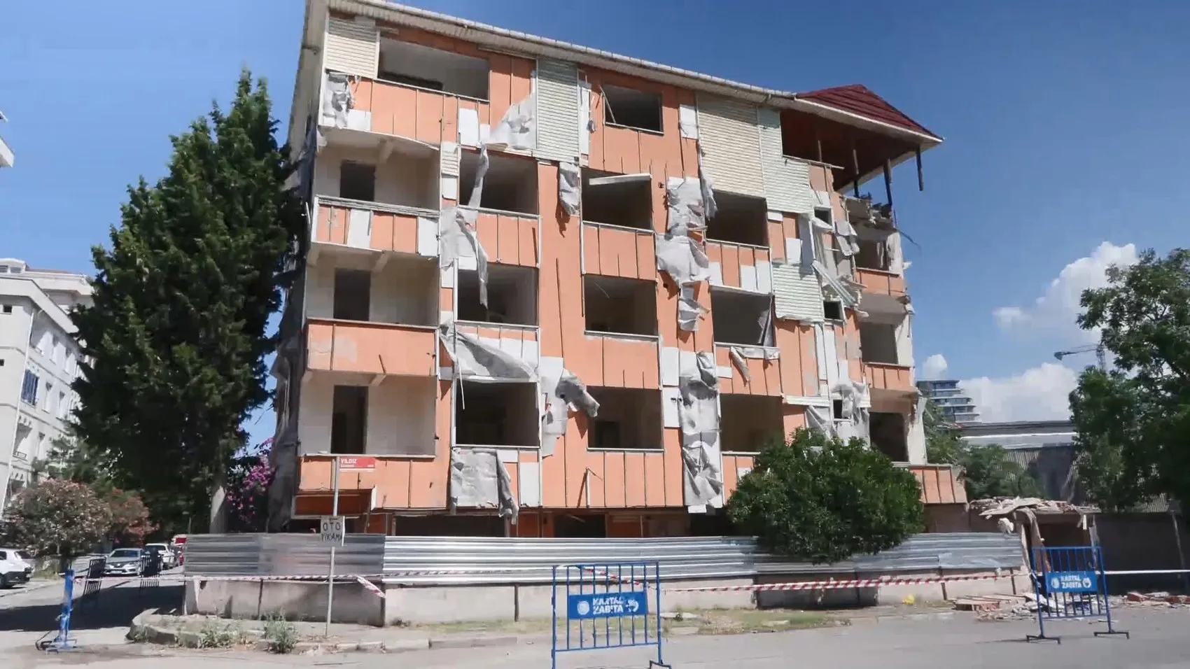 Kartal’da boşaltılan binanın balkonları gece yarısı büyük gürültüyle çöktü