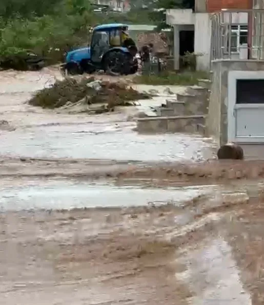 Kastamonu Cide’de dere duvarı yıkıldı evleri su bastı
