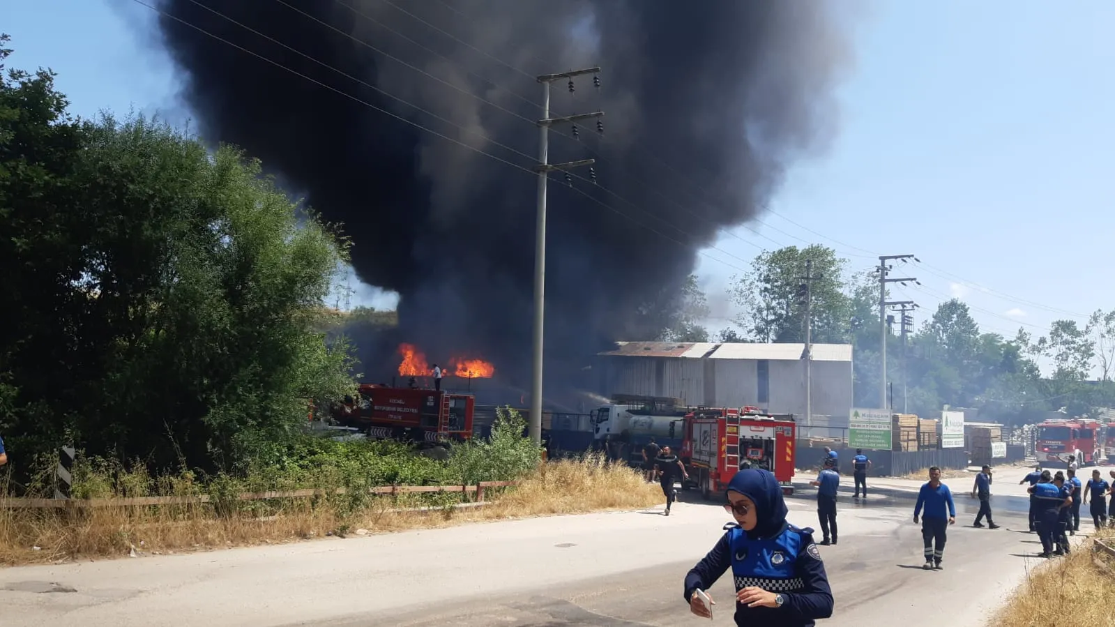 Kocaeli Körfez'de ambalaj fabrikasında büyük yangın