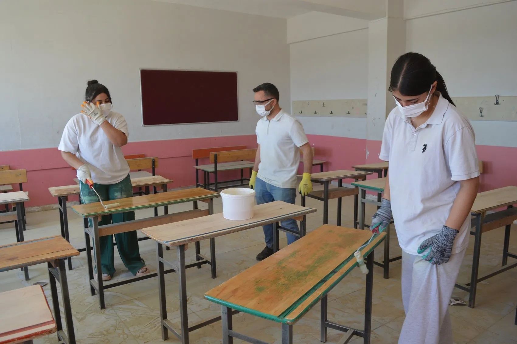 Mardinli öğrenciler eski sıraları fabrikadan yeni çıkmış gibi yeniledi