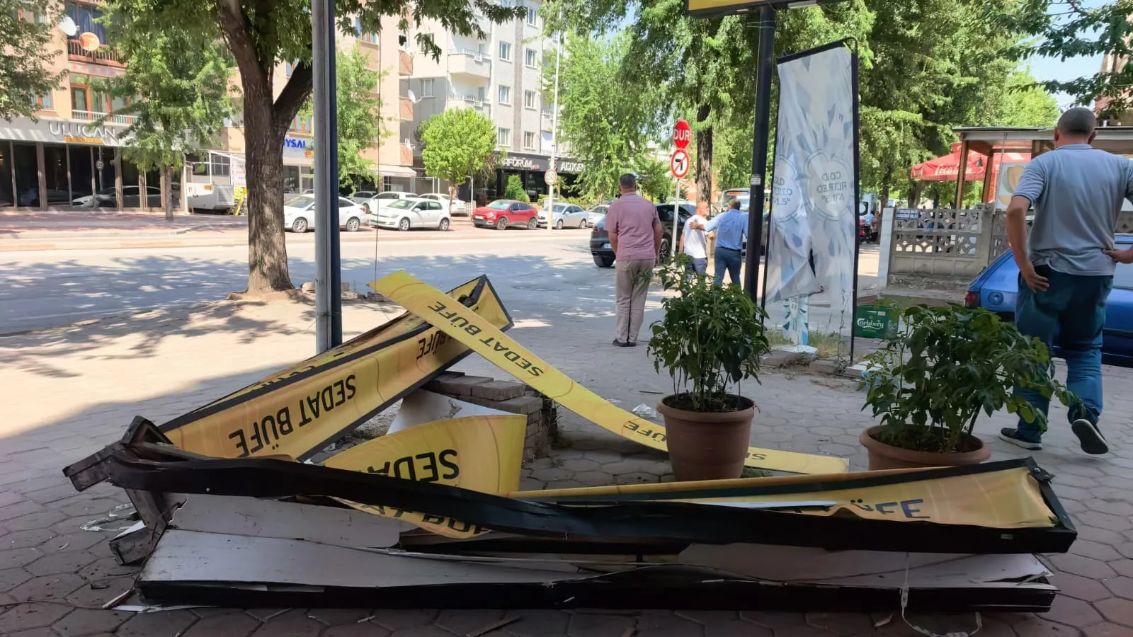 İnegöl'de kontrolden çıkan minibüs dükkana daldı