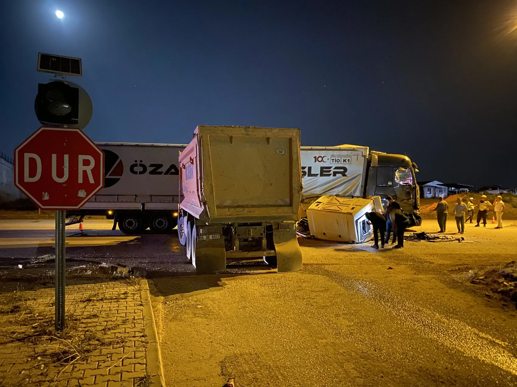 Sincan'da feci kaza Hafriyat kamyonu ikiye ayrıldı
