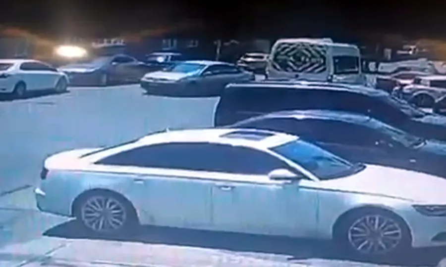 Çorlu'da kendi kendine harekete geçen otomobil duvarda asılı kaldı