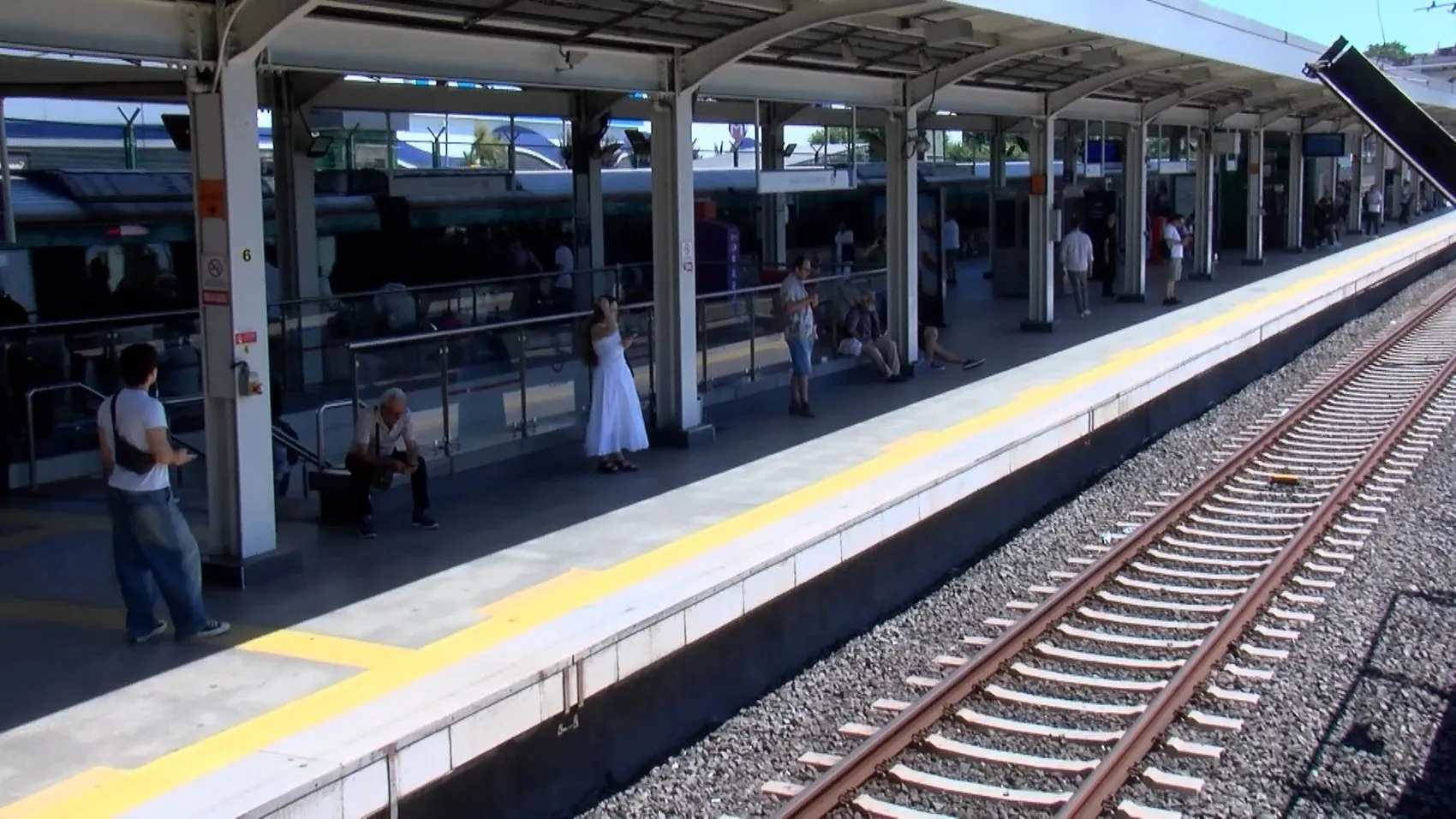 Üsküdar Marmaray istasyonunda raylara inen yolcu trenin altında kaldı