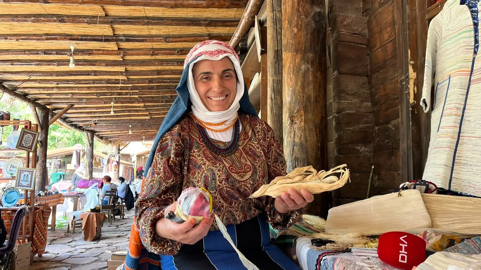 Atık poşetleri dokuma tezgahında sanata dönüştürüyor
