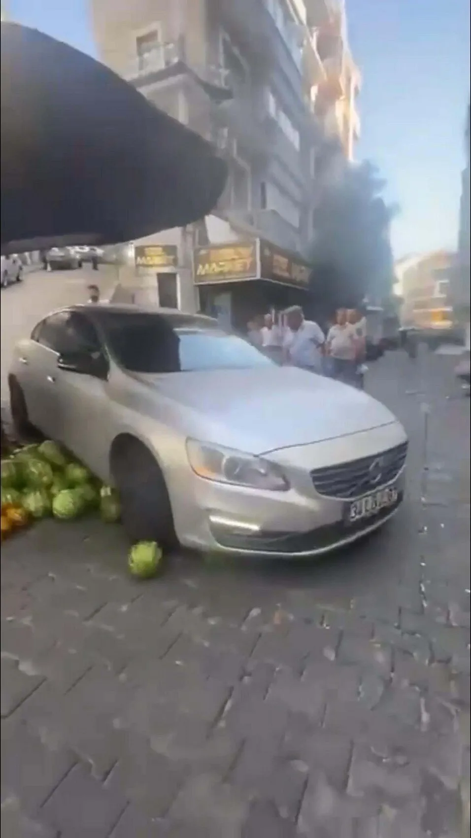 Aydın'da yol kavgası Sürücü pazar tezgahını otomobiliyle ezdi