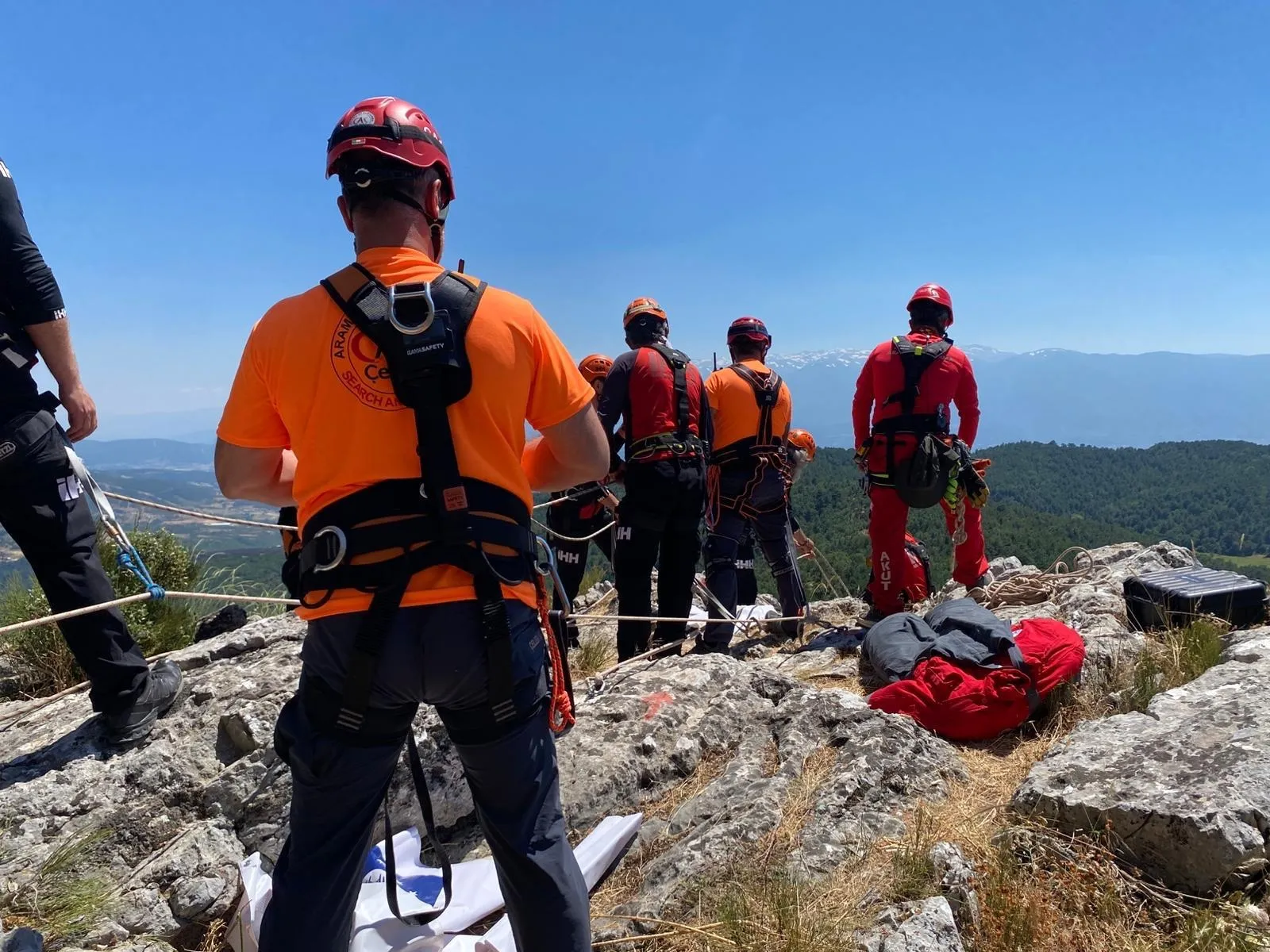 Bursa'da ekipler sarp kayalıklarda nefes kesen kurtarma operasyonu yaptı