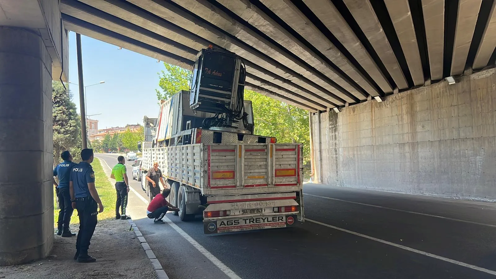 Nevşehir yolunda TIR köprüye takılınca trafik kilitlendi