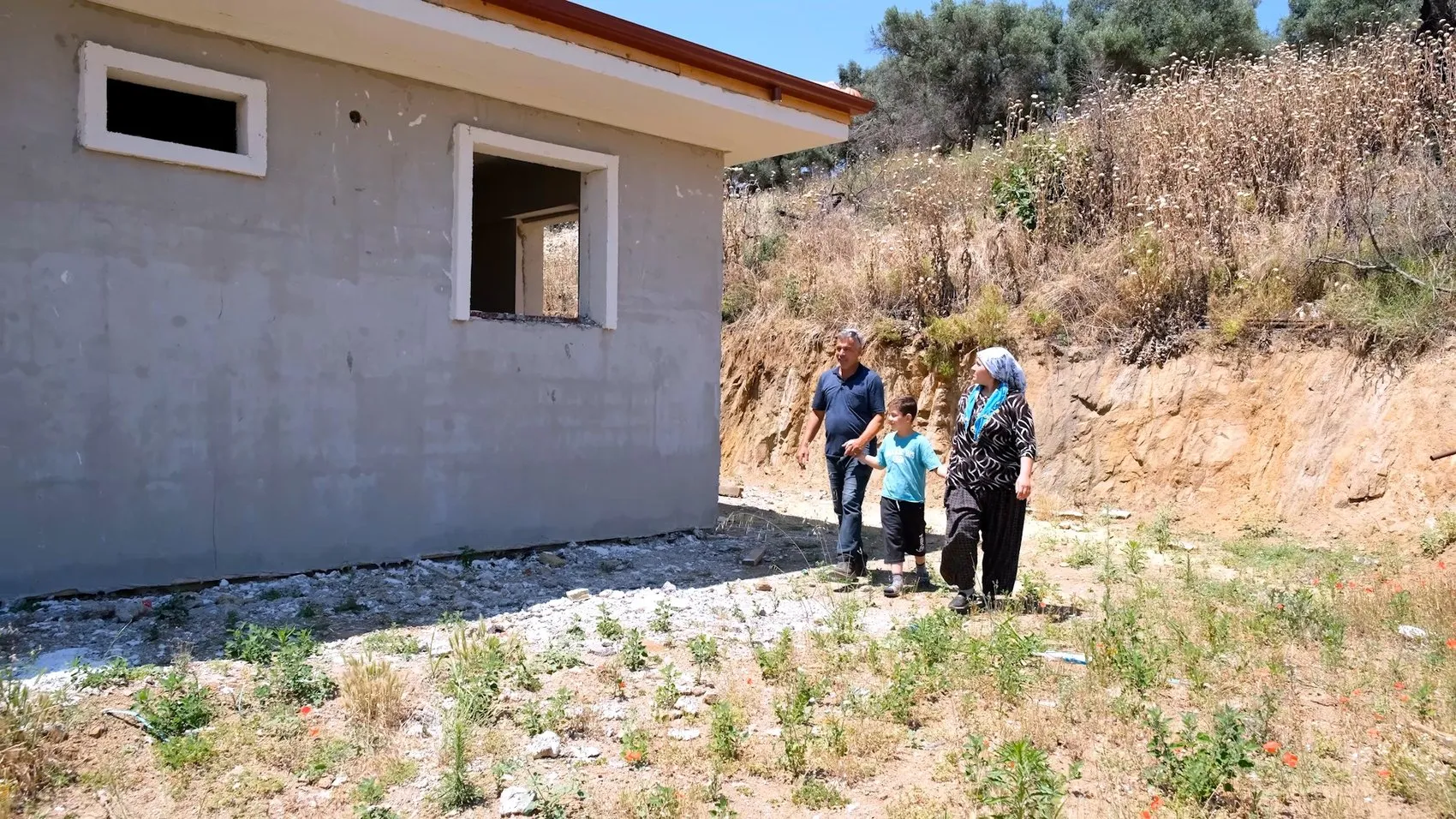Ödemiş yangınında evsiz kalan aileler yeni yuvalarına kavuşuyor