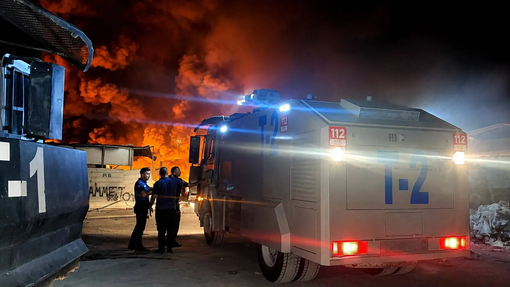 Malatya'da geceyi aydınlatan hurdacılar sitesi yangını söndürüldü