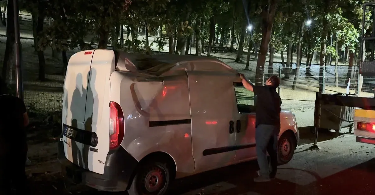 Sancaktepe'de fırtına ağacı devirdi aracın tavanını çökertti