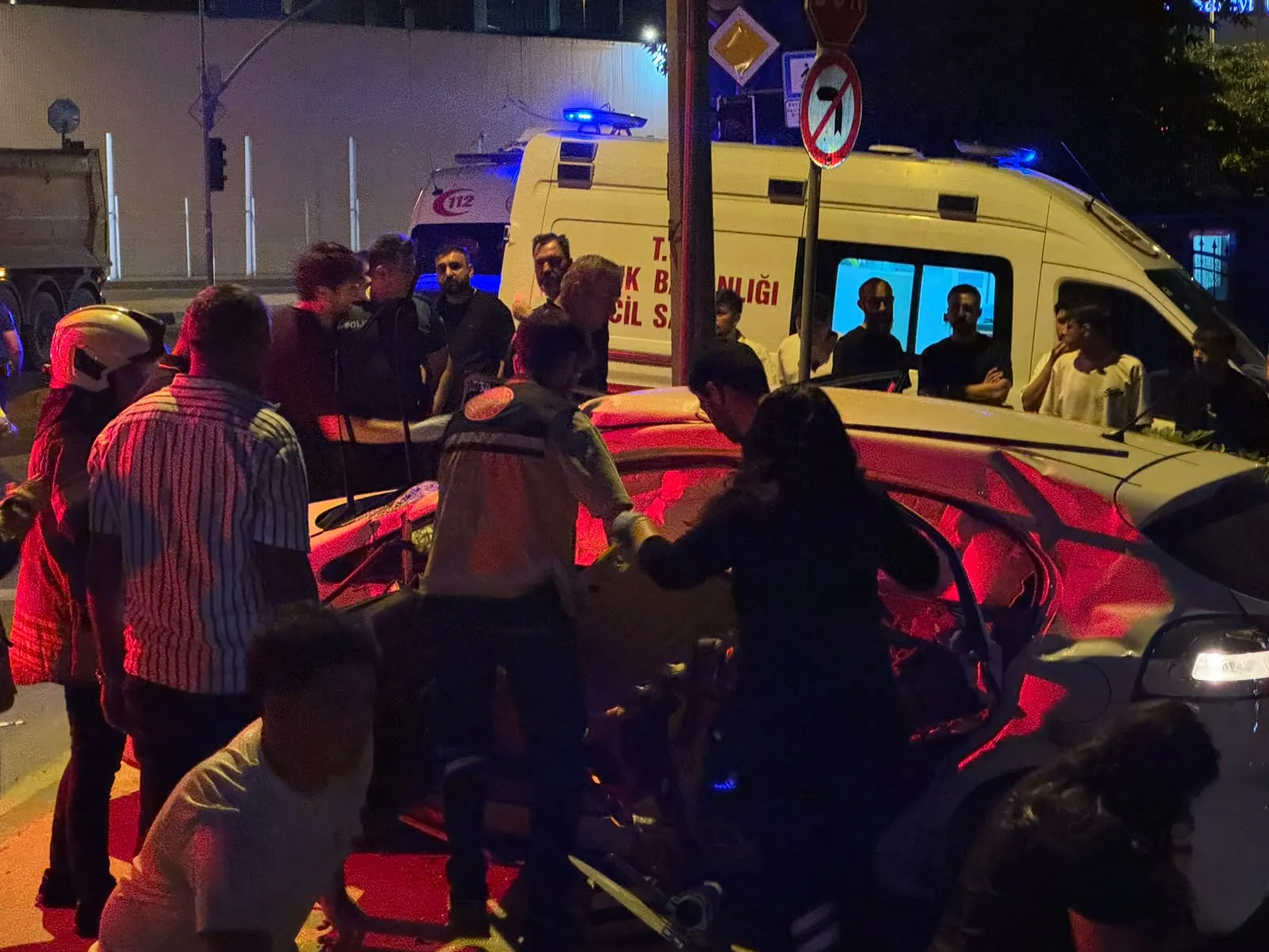 Ümraniye’de gece vakti kamyon ve otomobil çarpıştı