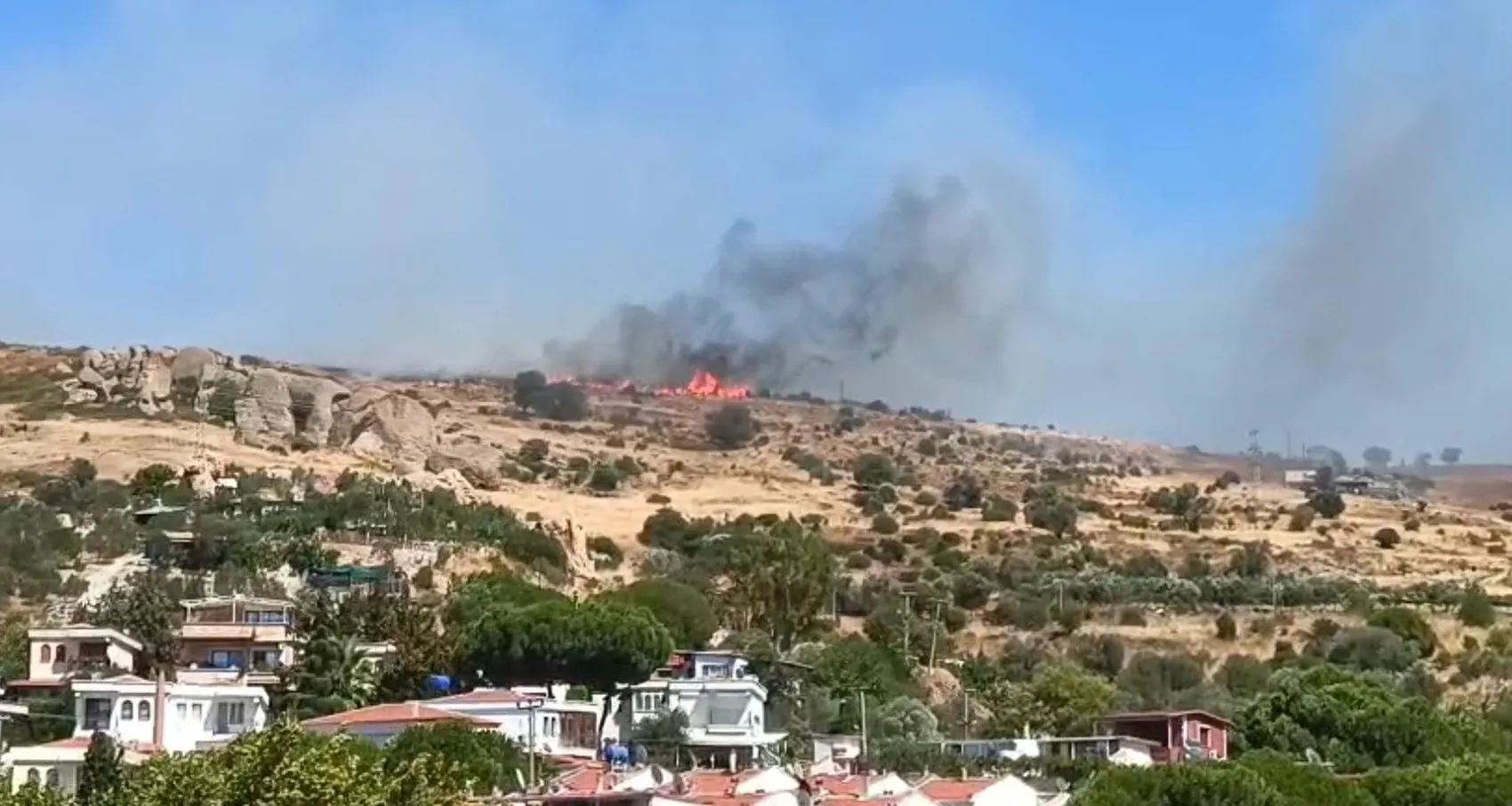 Foça’da korkutan yangın yerleşim yerine ulaşmadan söndürüldü