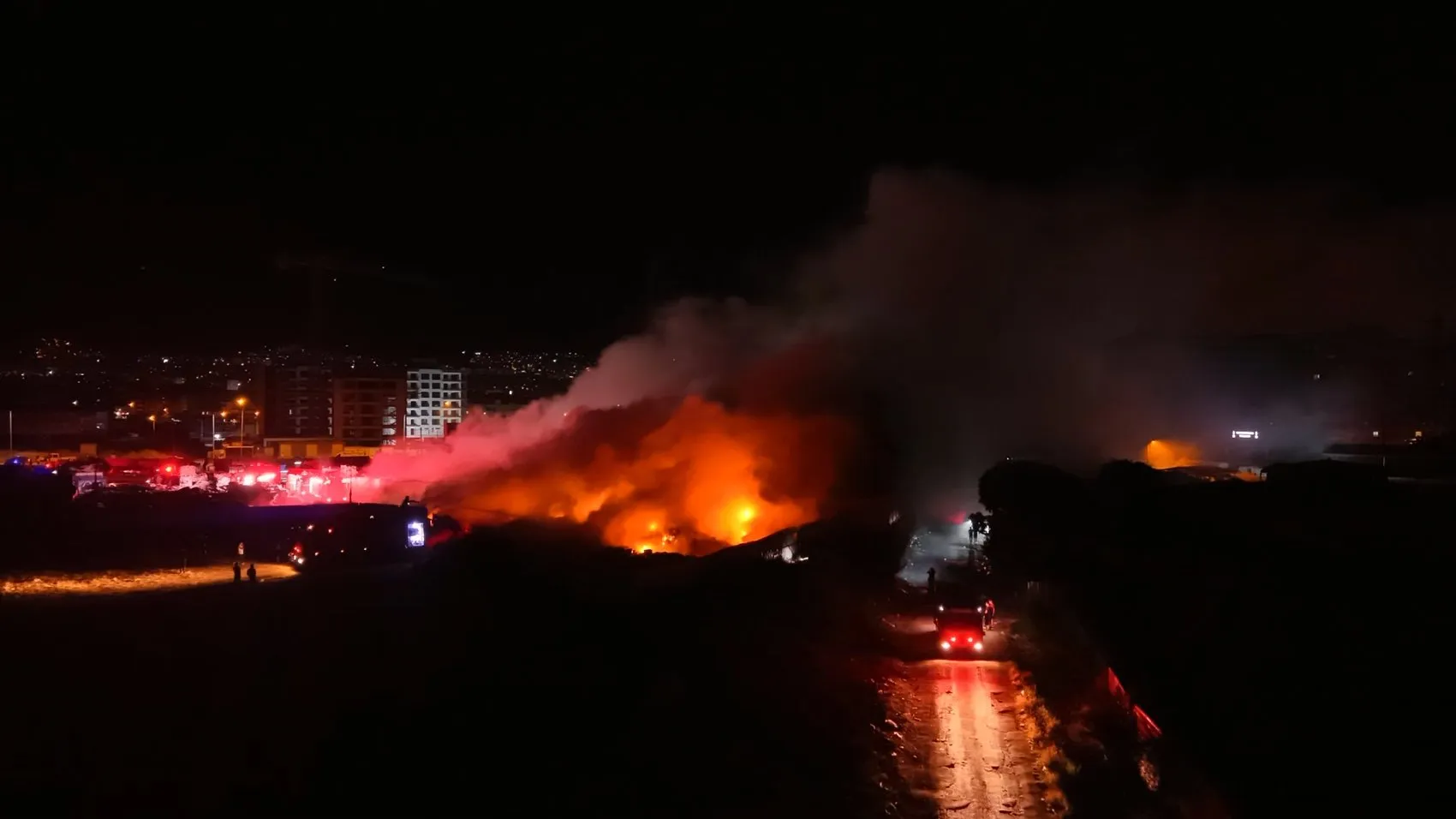 Bursa'da geri dönüşüm tesisini alevler teslim aldı