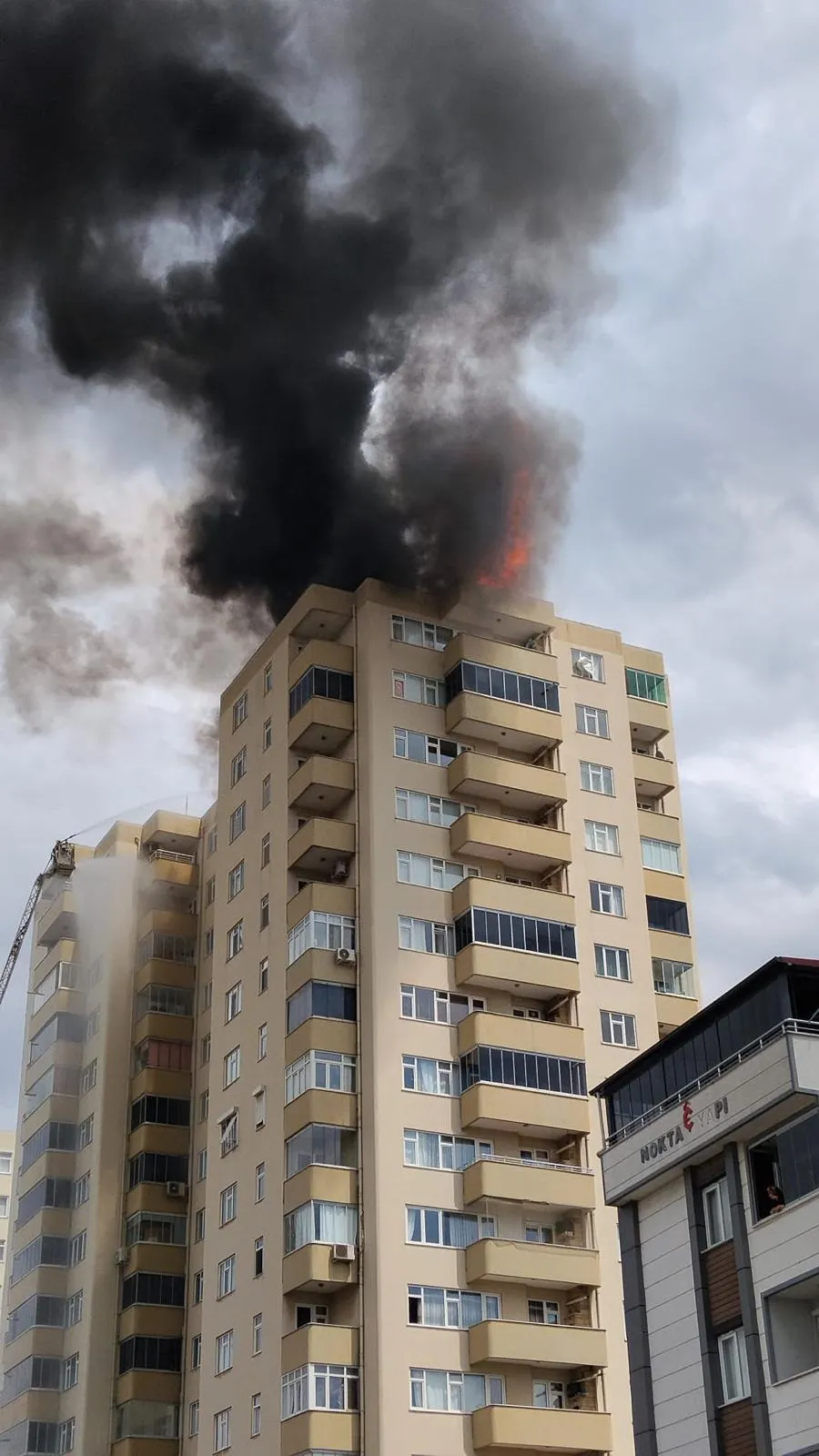 Gebze’de 15 katlı binanın çatısında yangın paniği