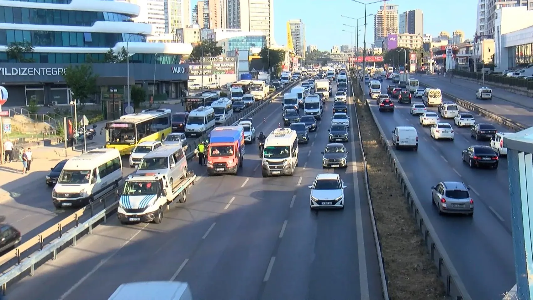 Pendik D-100 trafiğini felç eden zincirleme kaza