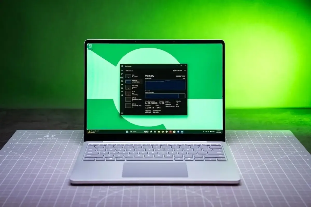 8 GB RAM’li Surface Laptop günlük görevlerde donuyor