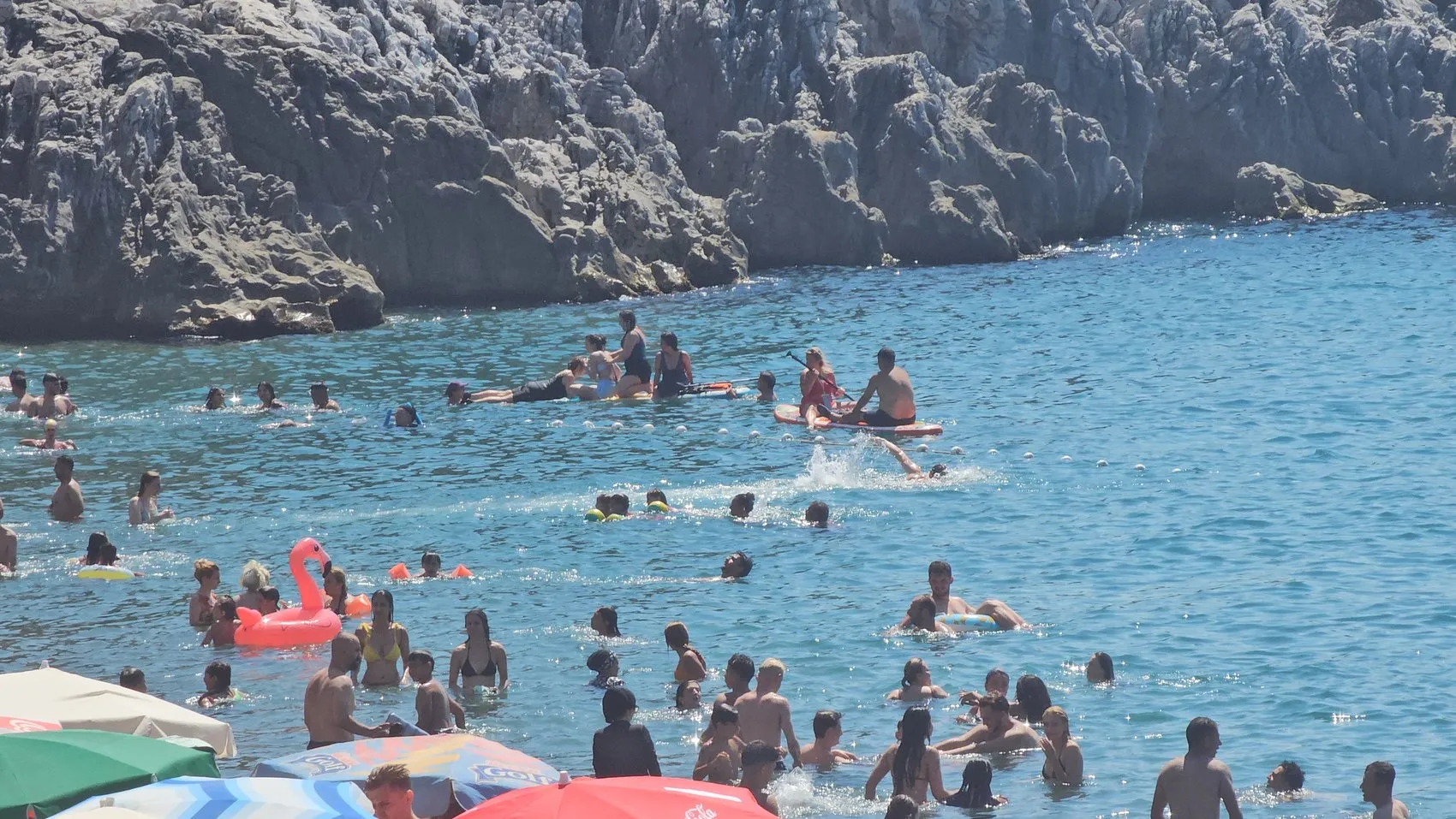 Zonguldak Kapuz Plajı'nda adım atacak yer kalmadı