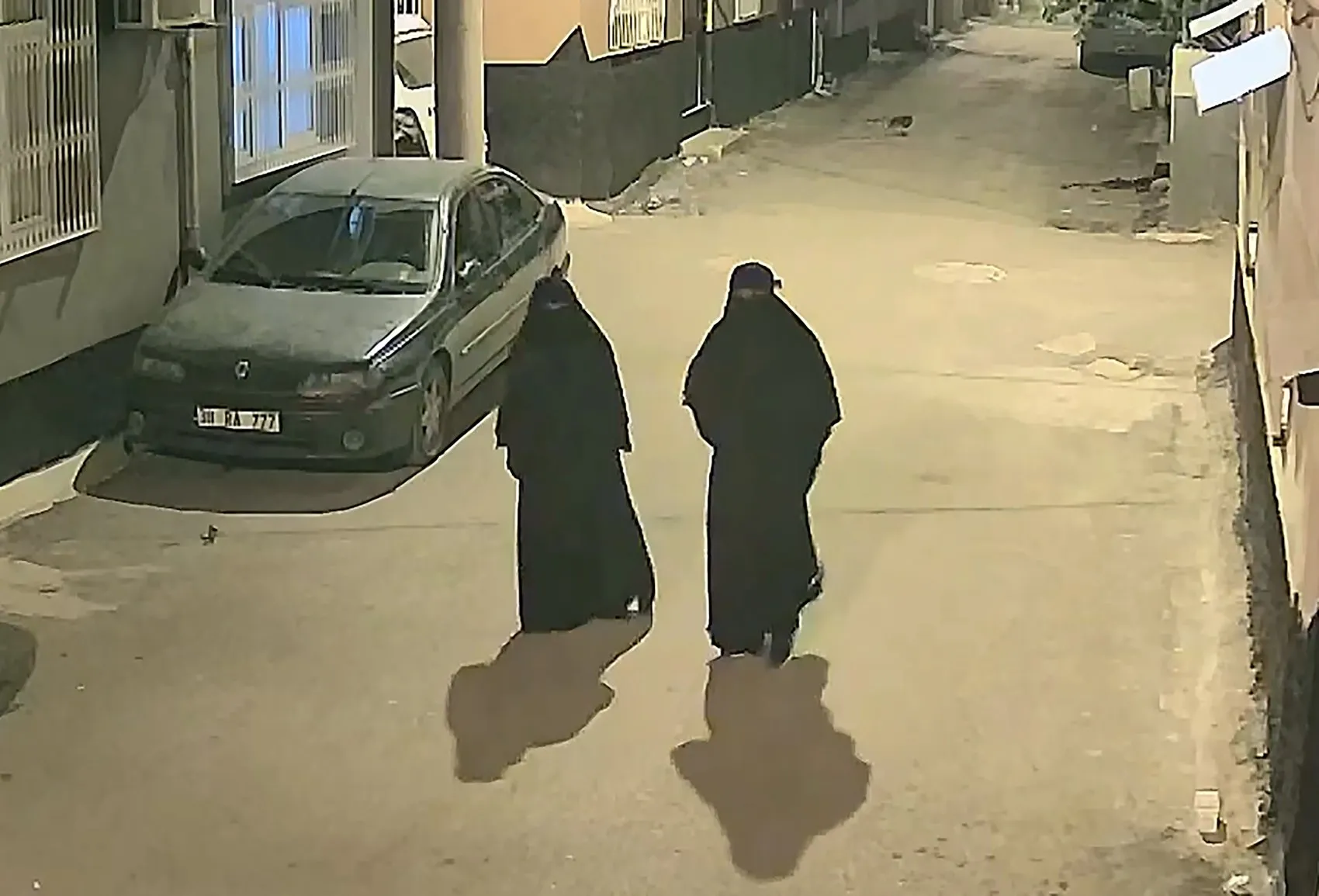 Adana'da çarşaflı hırsızlık şüphelileri güvenlik kamerasına yakalandı