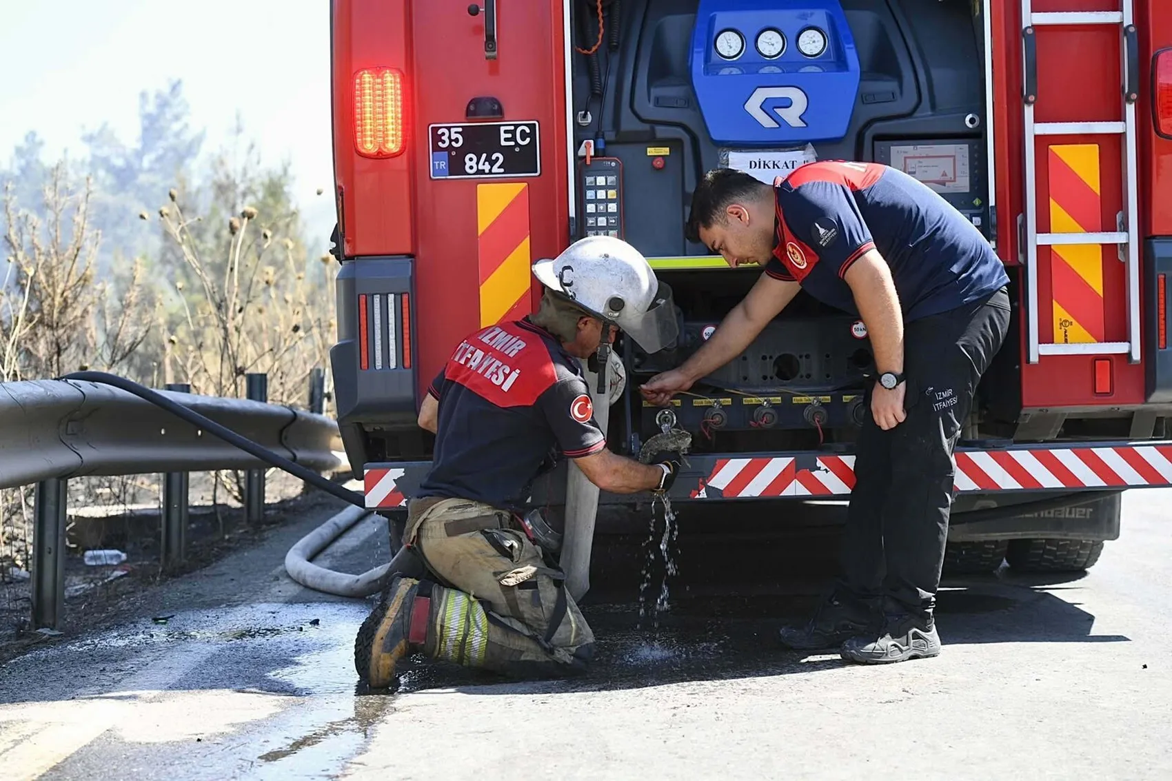 Bornova’daki yangında itfaiye ekipleri küçük bir canı kurtardı