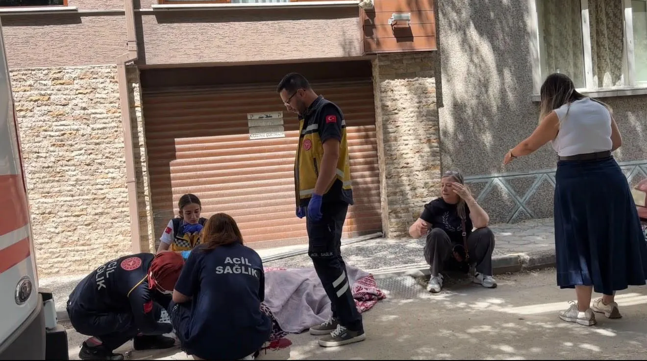Eskişehir’de pencere faciası Yaslandığı korkuluk kopunca yere çakıldı
