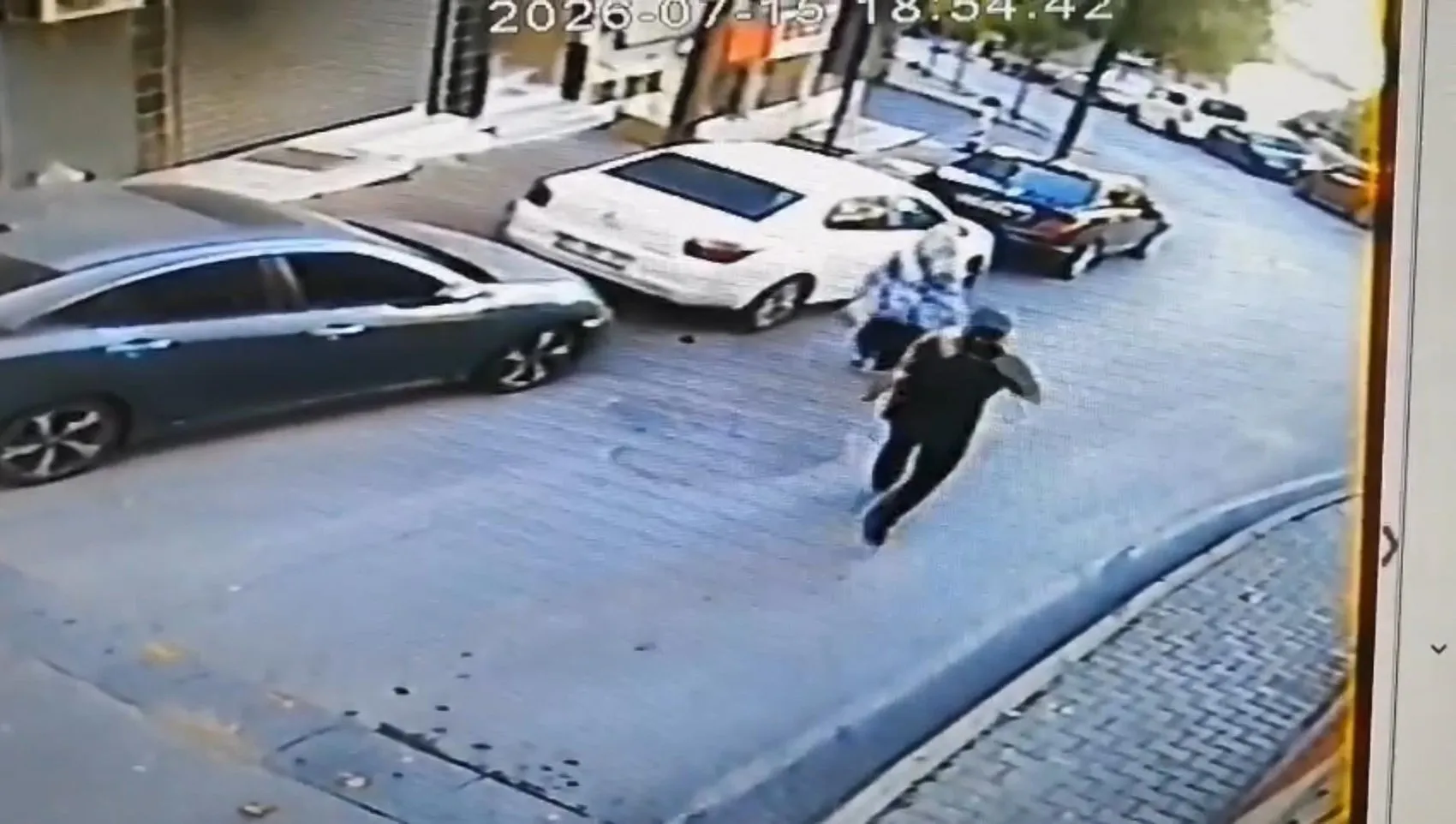 Şişli'de sokakta yürüyen kadına arkadan yumruklu saldırı