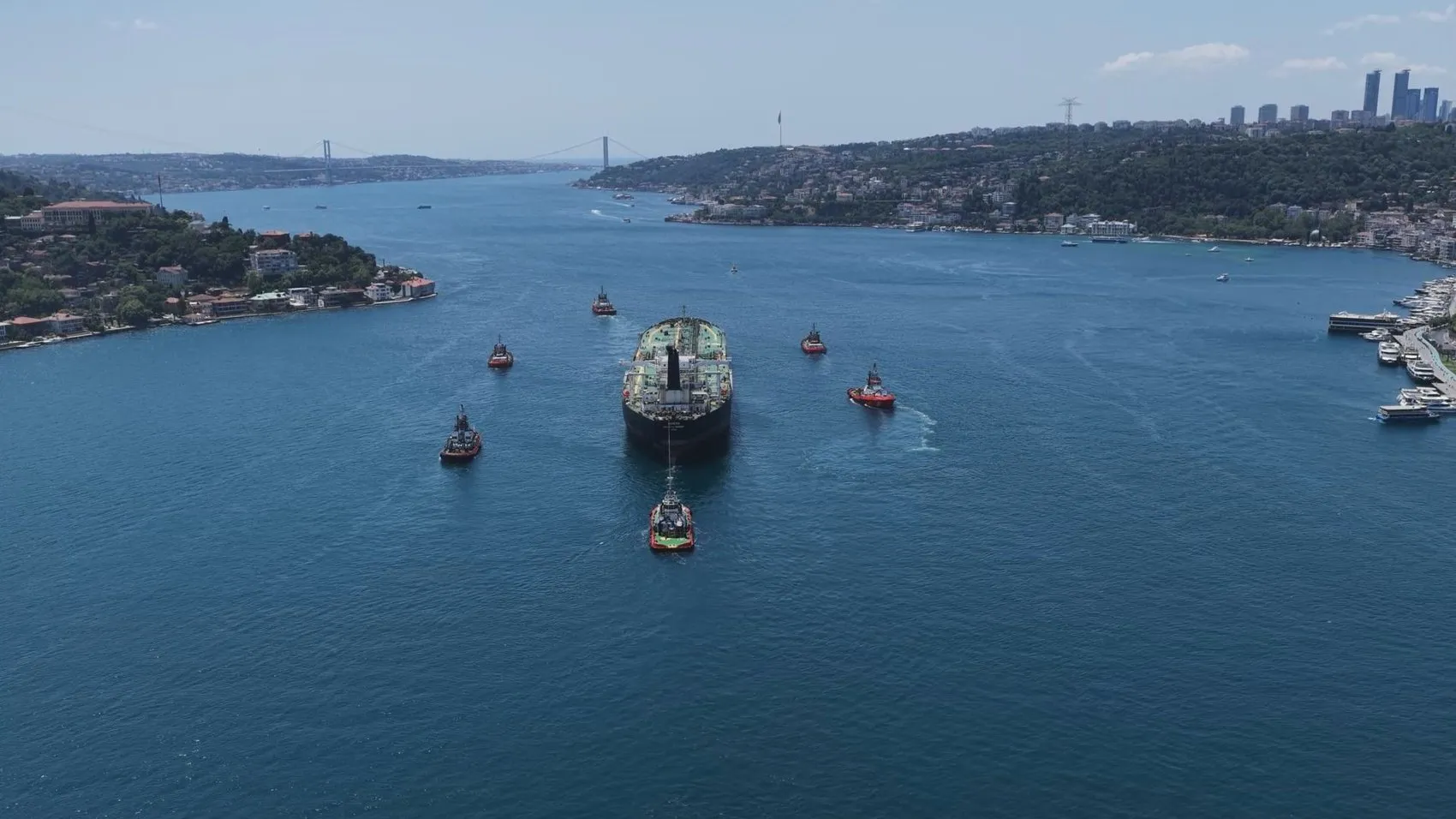 Dron saldırısında hasar alan dev petrol tankeri İstanbul Boğazı'nda