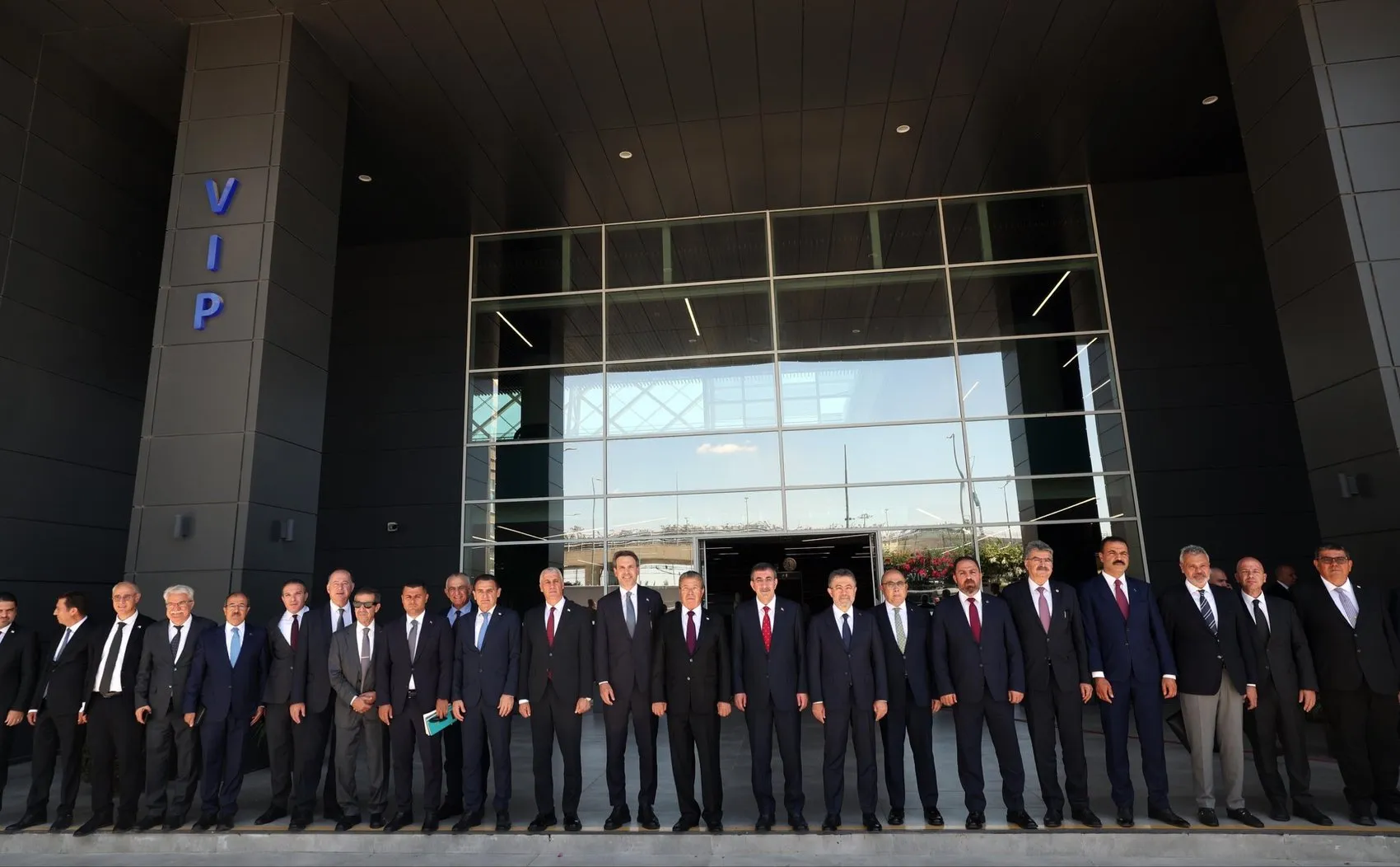 Bakan Bayraktar kritik temaslar için Lefkoşa’ya gitti