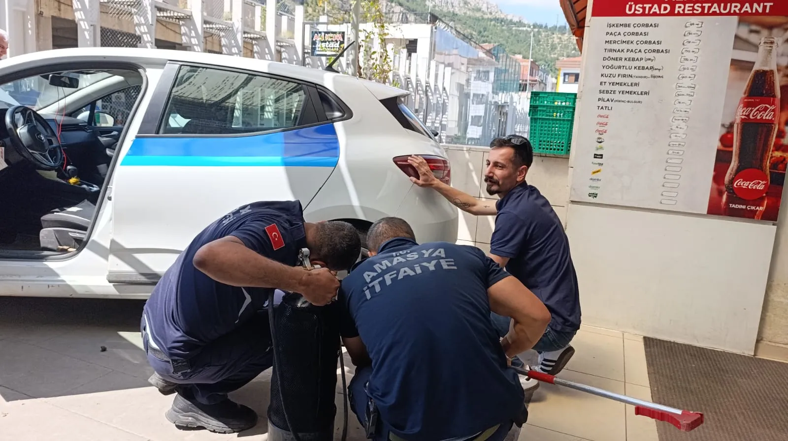 Amasya'da otomobilin motoruna sıkışan kediye itfaiye müdahalesi