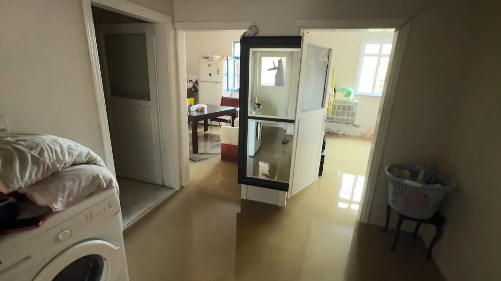 Avcılar'da patlayan su vanası evi havuzuna çevirdi