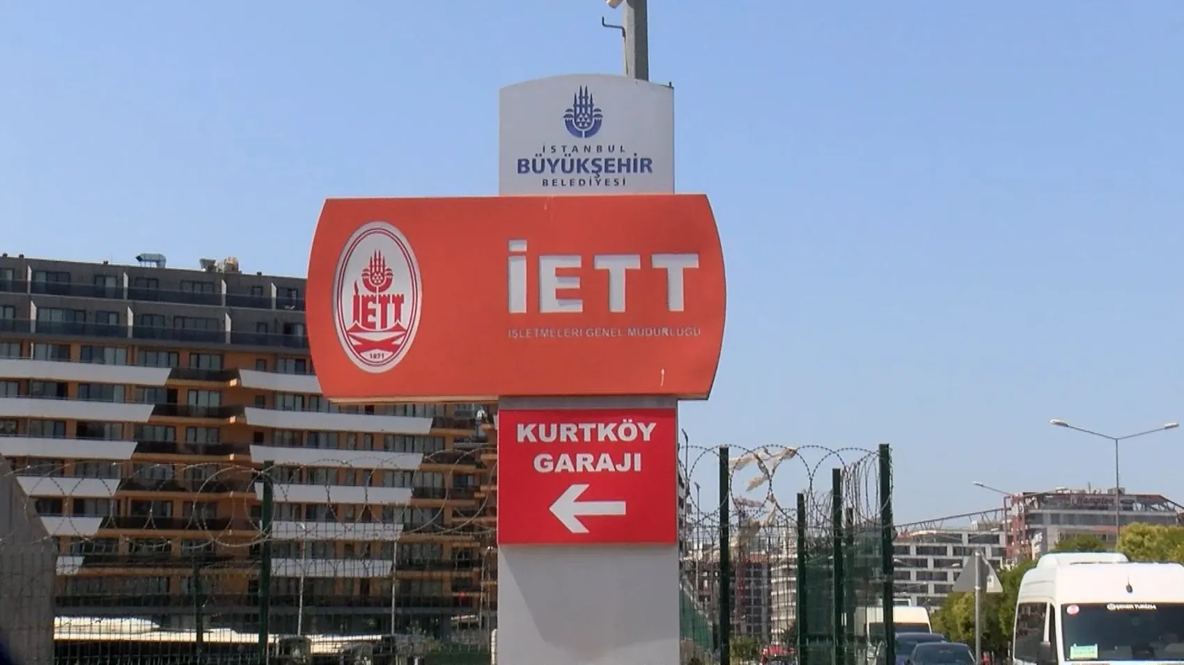 Pendik İETT garajında 300 işçi maaşları için iş yavaşlatıyor