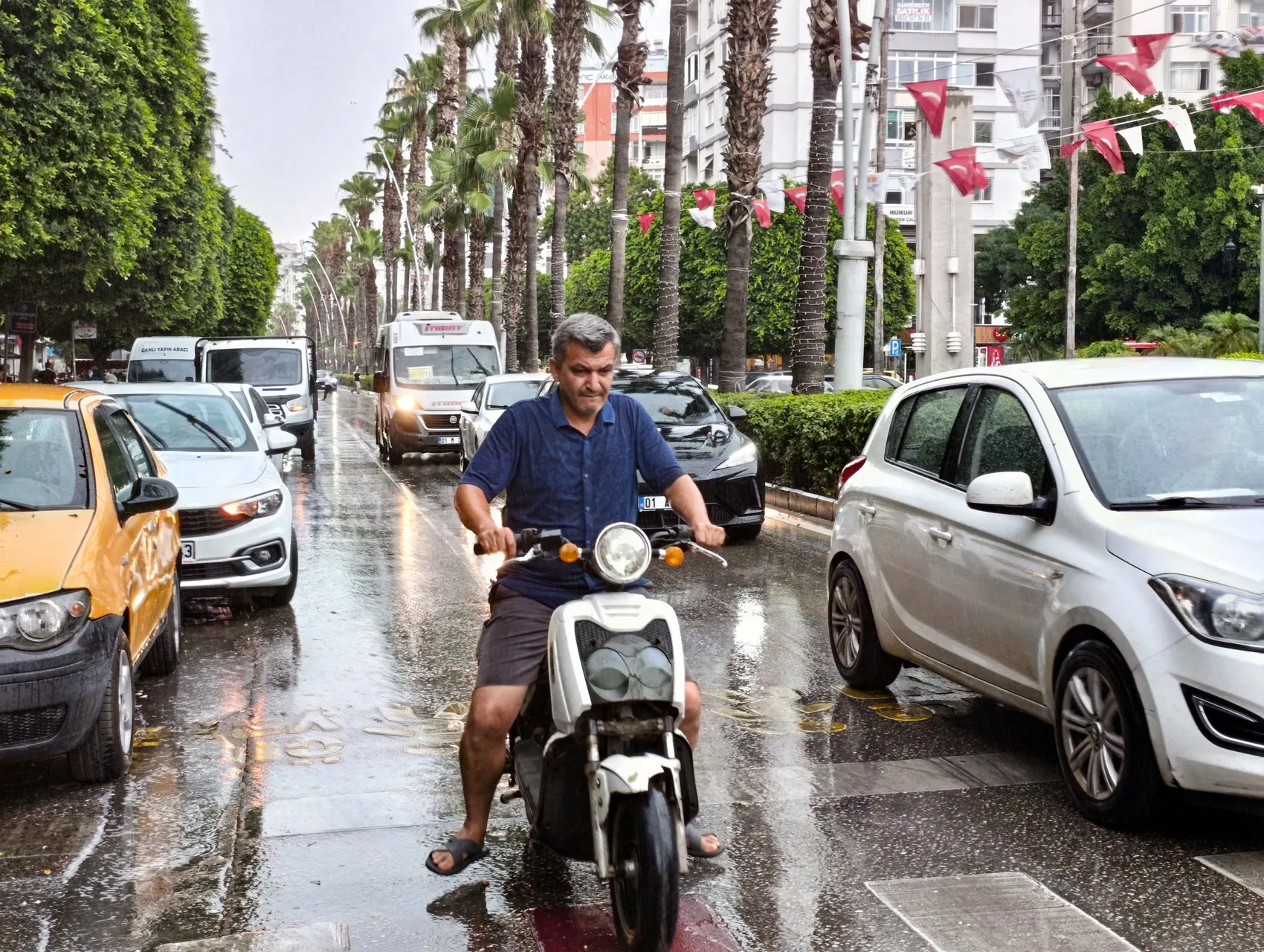 Adana'da temmuz ortasında aniden bastıran sağanak hayatı felç etti