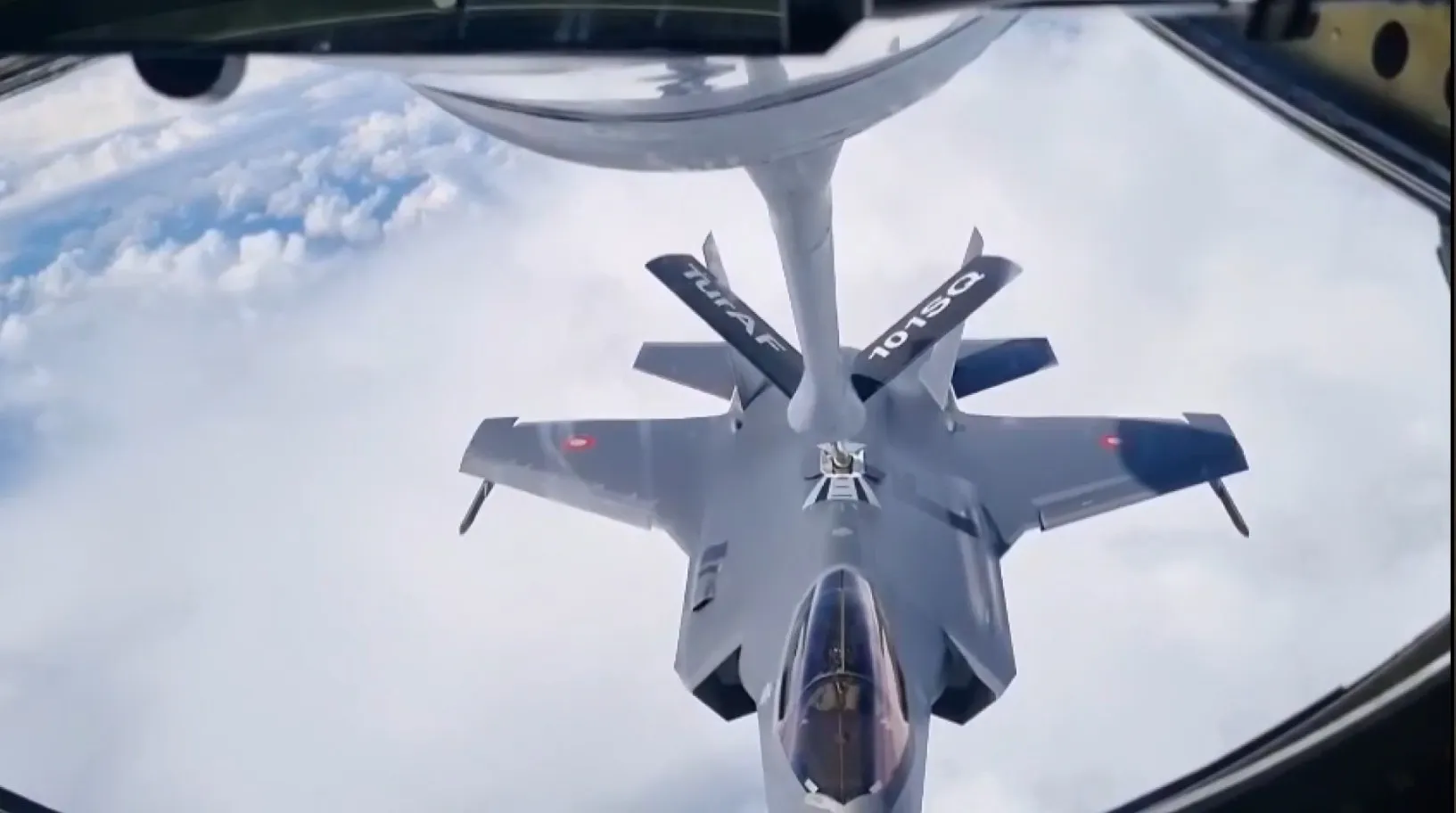 Türk savaş uçağı NATO semalarında Danimarka jetine yakıt verdi