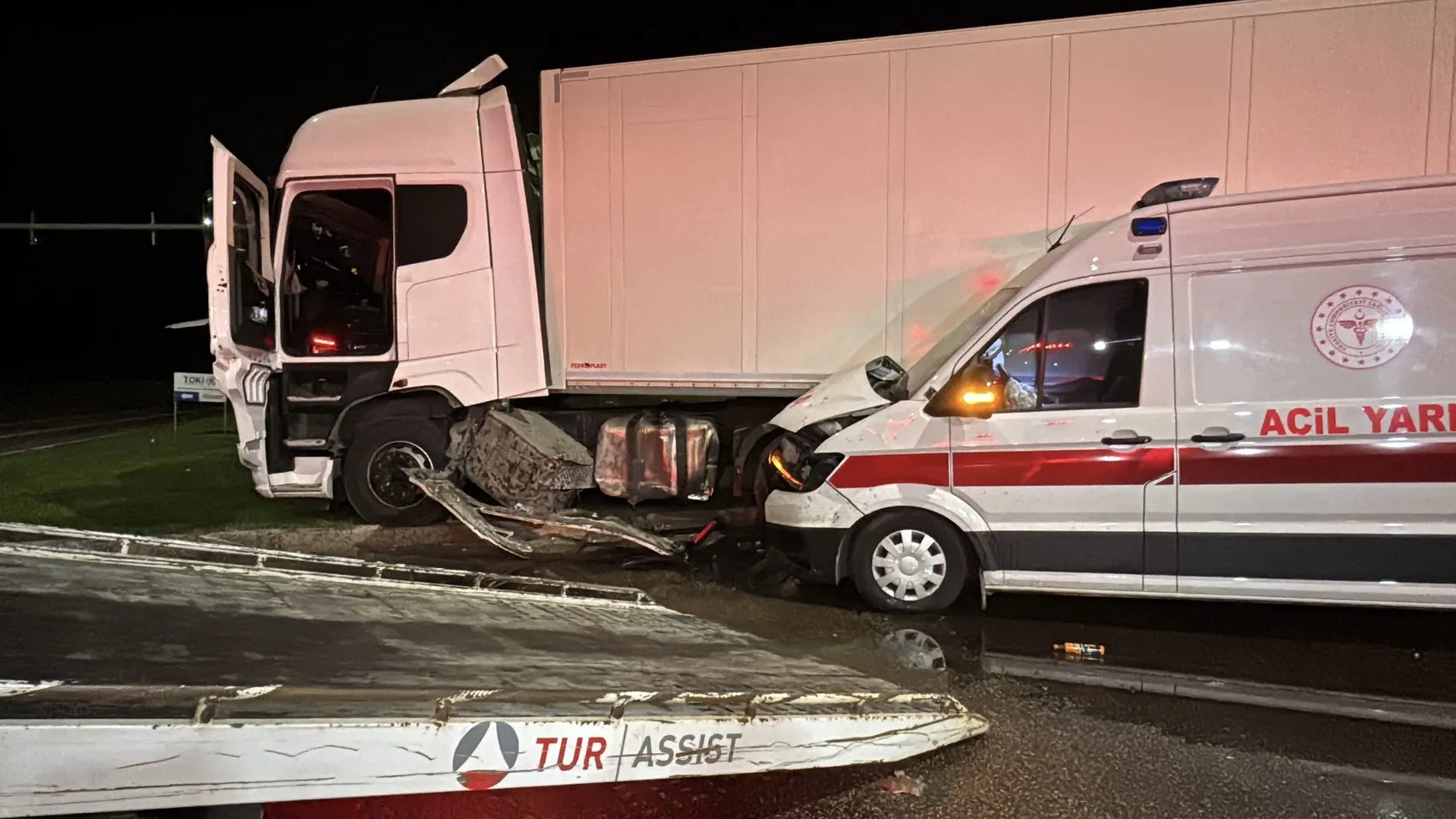 Samsun'da hasta taşıyan ambulansla TIR çarpıştı 6 yaralı