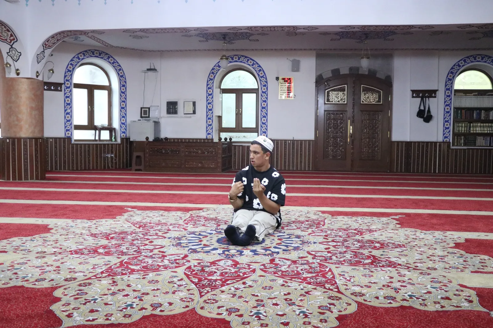 16 yaşındaki Mahmut engelleri aşıp her gün camiye koşuyor