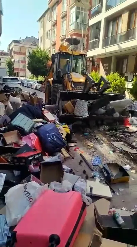Avcılar'da ev sahibi cezaevindeki kiracısının eşyalarını sokağa attı